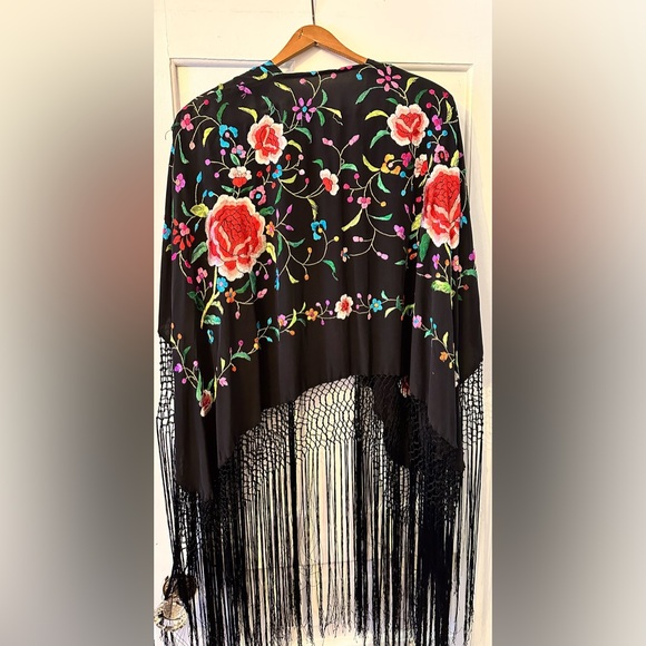 Beautiful, Vibrant Kimono - Picture 5 of 14